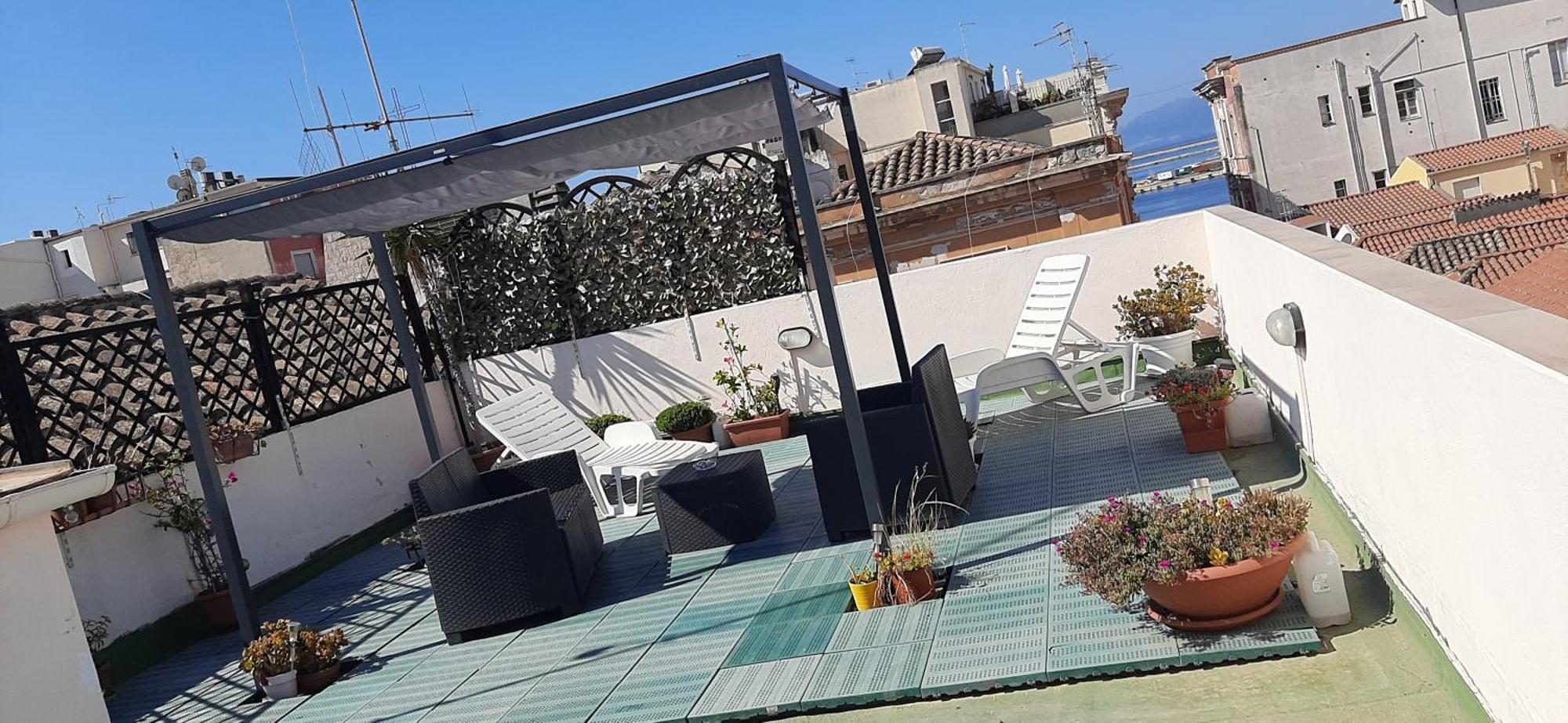 Rosa'S Apartment With Terrace Cagliari Eksteriør billede